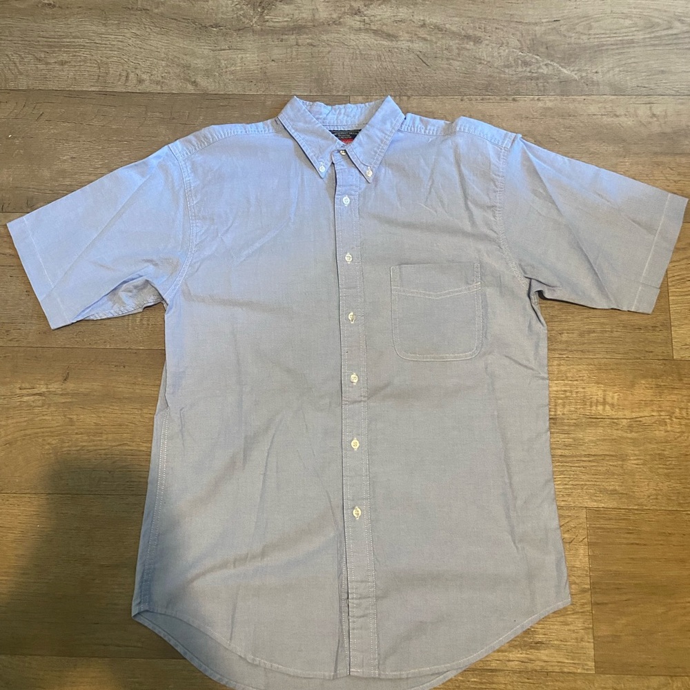 Wrangler Men’s Light Blue Button-Up Shirt Size Medium.